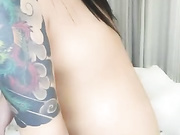 每天都得挨草的小骚逼，全程露脸性感纹身与小哥激情互动，各种姿势各种草浪叫不断高潮不止，还玩道具抽插