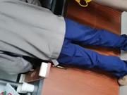 骚老婆勾搭上门服务的修理工一起嗨皮玩3P，把逼舔湿就开干，床上激情前插后入AV式专属动作，呻吟不断