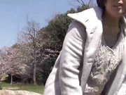 2020流出猥琐男户外偸拍3位少妇裙底被发现后主动勾引他过来露出私处扒开阴唇让他对着逼打飞机精液射逼上