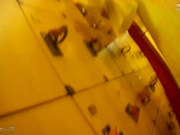 专业盗站新流出女偷拍客潜入洗浴中心更衣室四处游走近距离偷拍女顾客换衣服