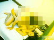 有情调小伙放着音乐小旅店嫖身材娇小看年龄不大的嫩鸡边干边聊还挺猛的体位变换猛干就是不射很持久