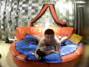 清纯妹子主题酒店换上水手服被小胖哥按倒墙上推到在弹力球一操一弹，水很多抽插很顺畅