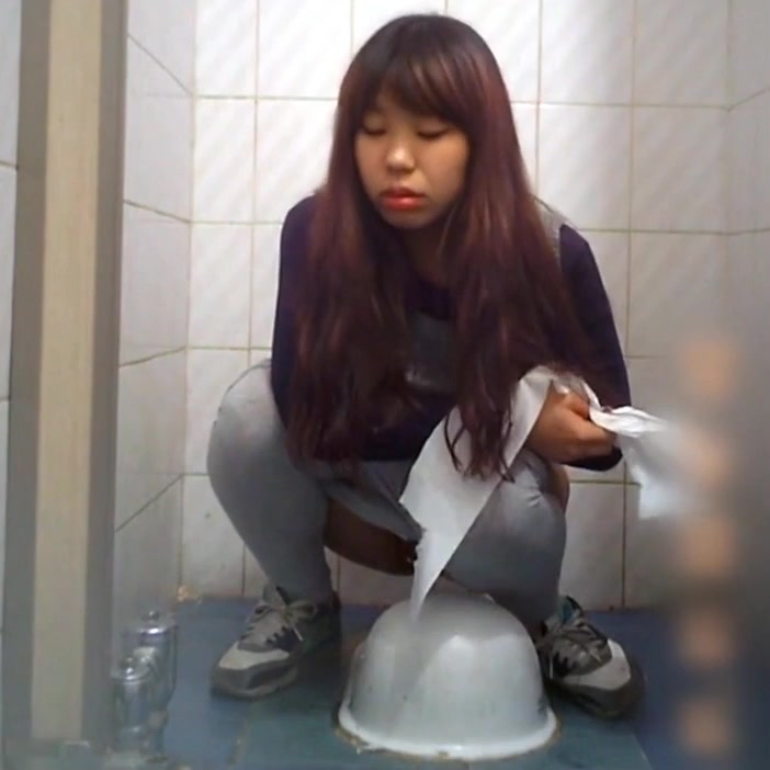 思密达美女丝袜蹲厕前面固定偷拍地太滑有个气质高跟妹子不小心摔了一跤