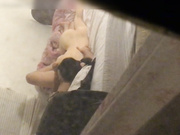 出租屋窗外拍攝到的隔壁眼鏡室友和年輕貌美女友啪啪打炮 側入式體位幹得高潮不斷～720P高清