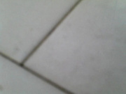 牛人！沟厕拍穿吊带的小妞，被发现了 撕心裂肺的吼叫 快溜 不然走不掉了