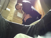 大神潜入某酒店在厕纸篓里安装了一个摄像头 偷拍漂亮美女服务员嘘嘘