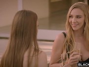 三个大屁股漂亮小姐姐翘着跪爬鸡儿插入操穴美女丰满有肉有身材用力猛搞