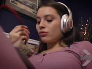 对着骚货姐姐产生性欲，看毛片姐姐受不了勾搭弟弟吞吐揉捏鸡巴 这情景很让人冲动