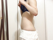 【全網首發】【換衣偷拍】最新流出商場內衣專賣店針孔攝像頭偸拍身材性感年輕美乳嫩妹試換內衣 原版高清