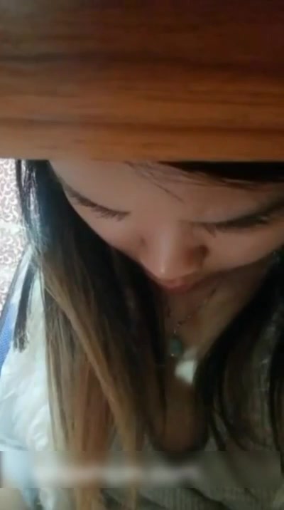 网络女主播大胆在公司上班时间玩露出表演听口音是个广西妹子