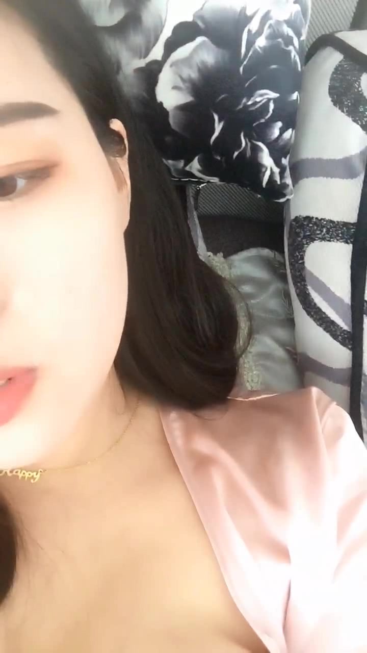 哺乳期的宝妈真是太拼了 你老公知道吗露脸大奶美少妇直播又露奶又扒嫩逼 清晰国语对白