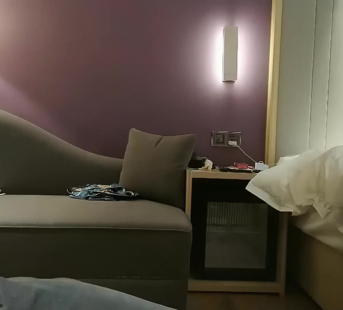 【AI高清2K修复】阿扑采花深夜场约了个苗条大奶网红妹子，沙发上骑坐晃动奶子抽插大力猛操