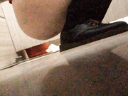 竟然让她发现了，在门口等着我，准备叫人来，还好我跑得快