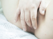 36E肤白貌美性感的平面美女嫩模高级公寓拍摄大尺度资源时被现场2人看见超粉嫩干净的小穴趁机潜规则啪啪!