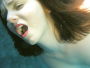 唯美水下美人鱼舔嫩穴游到水底浮着裸体啪啪