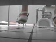 大胆潜入师范学院卫生间独占坑位连续偸拍