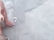 太狠了 大街上群殴小三扒的一丝不挂拿拖鞋底猛抽脸部边打边骂 这样的小三得什么样眼光的男人能看上？