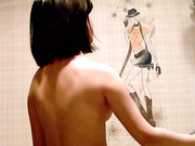 艺校美乳翘奶子嫩妹子浴室脱衣唱歌洗澡自拍2V，这歌声把我耳朵强奸了 哈哈2