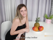 胖嘟嘟女孩趴在餐桌上小嫩逼不操非要干屁眼呻吟喘息