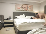 两对夫妻4P吊带连体网袜骑脸舔逼交换着操