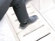 女神带帅哥偷偷进入厕所直播，身材好得一匹