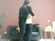 网约牛仔裤外围女掰穴舔逼扶着沙发后入骑乘抽插