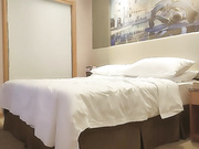 网约外围小姐姐迫不及待揉穴跪在沙发翘起屁股后入