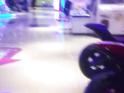 洛丽塔人前露出系列第一部 带着肛塞电玩城骑摩托车