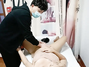 按摩店里小哥哥被渣女弄得都害羞了浪叫呻吟