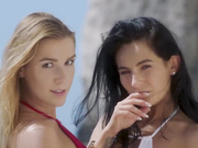 两个最好的朋友在度假时放松找来个猛男一起玩