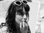 看着两个宝贝分享公鸡带来愉悦的心情