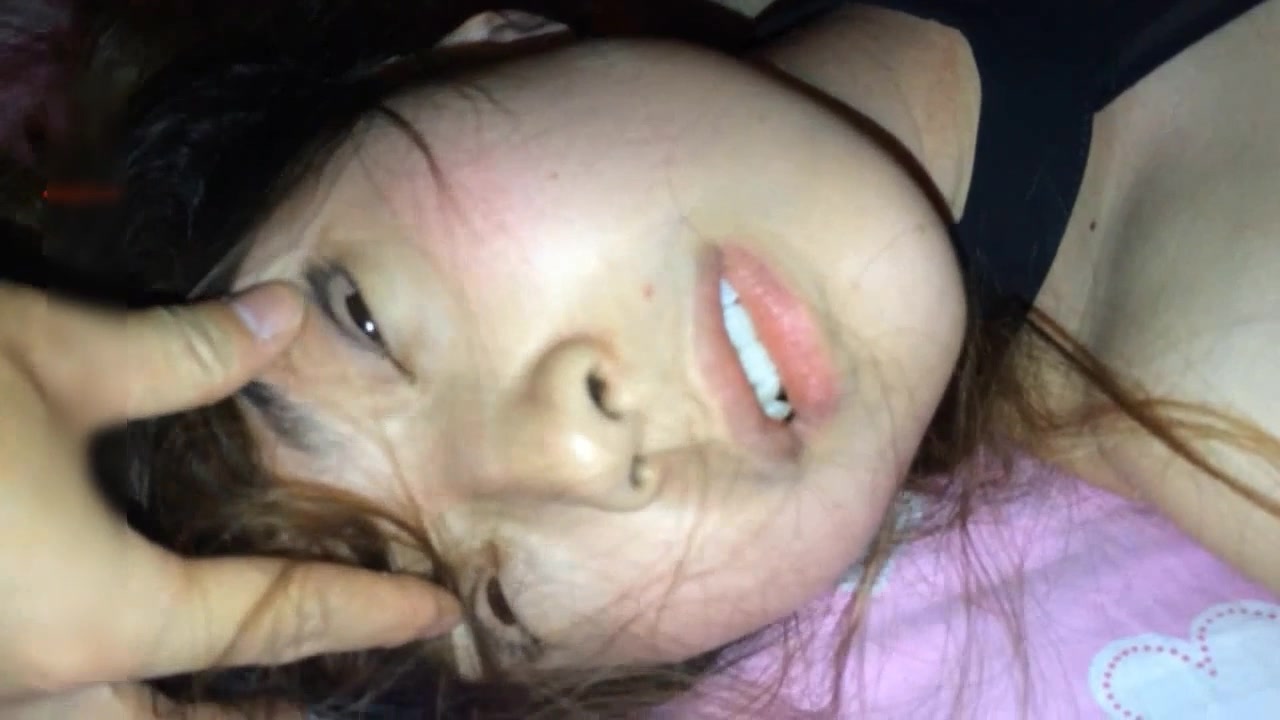 【全網推薦】某藝術院校極品美女不小心喝醉後被人換了3套衣服和絲襪進行玩弄,絕對不值被幹一次！～原版高清