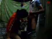 出租屋内的小姐咋这么有口福，看着大鸡巴