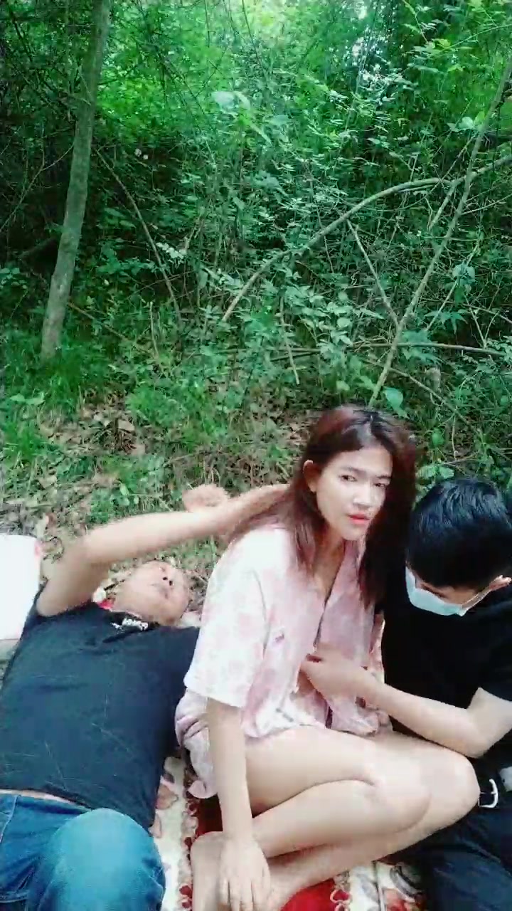 户外小少妇露脸跟两个大哥户外激情啪啪玩逼