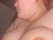 偷拍巨乳人妻裸睡