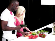 小女孩金发碧眼白嫩粉臀侧入打桩深喉玩弄